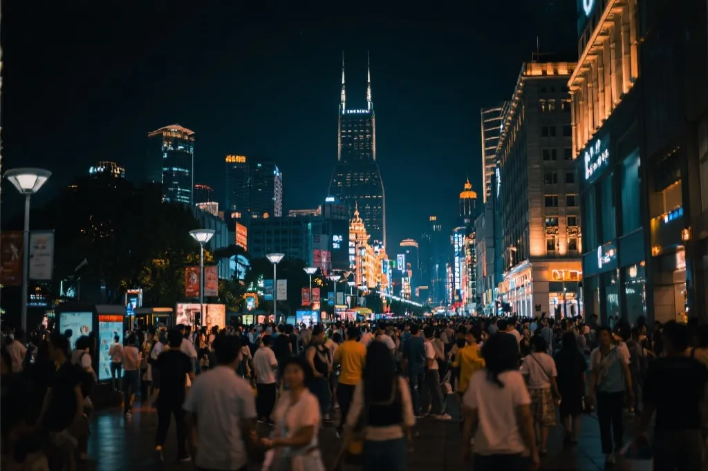 夜间城市天际线与球迷步行街的国际赛事氛围示意图